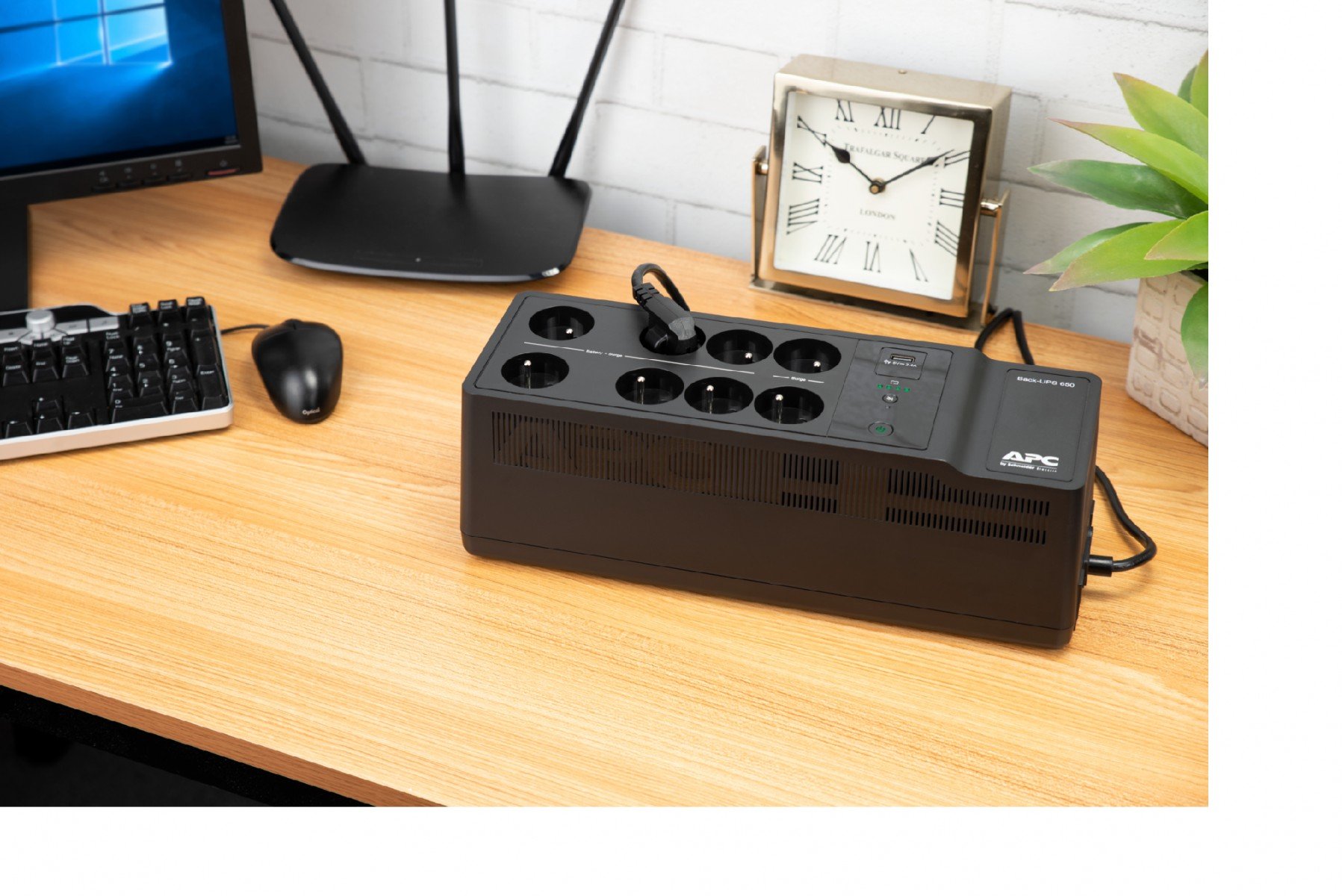 APC BE650G2-GR – APC Back-UPS 650VA – UPS Offline 650VA/400W, 8 prize AC, port USB, protecție la supratensiune și stabilizare AVR APC Back-UPS 650VA – UPS Offline 650VA/400W, 8 prize AC, port USB, protecție la supratensiune și stabilizare AVR – APC BE650G2-GR
