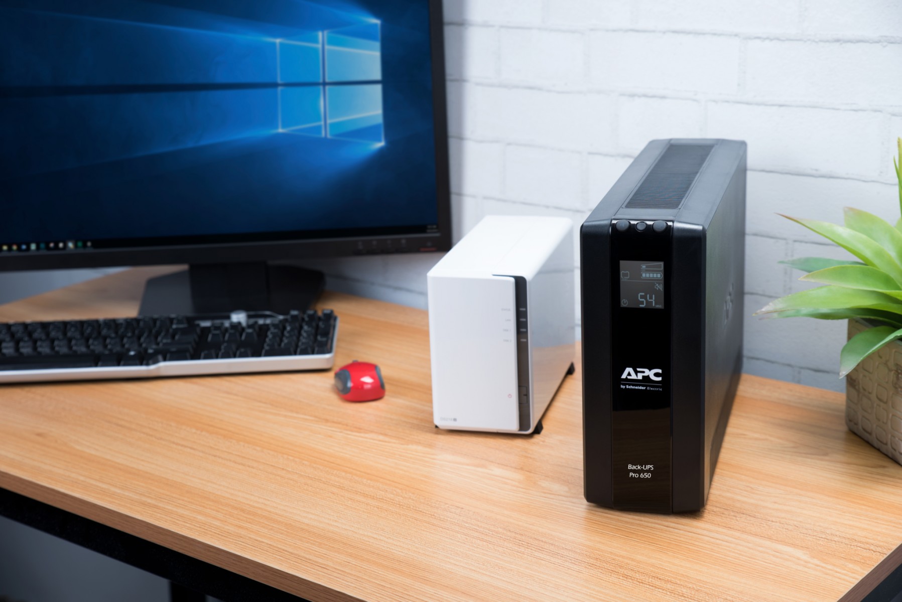APC BR650MI – APC BR650MI – UPS Line-Interactive 650VA/390W, 6 ieșiri AC, undă sinus pură, ecran LCD și protecție AVR APC BR650MI – UPS Line-Interactive 650VA/390W, 6 ieșiri AC, undă sinus pură, ecran LCD și protecție AVR – APC BR650MI